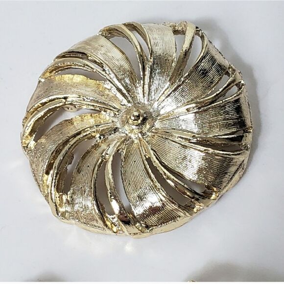 VINTAGE Swirl Pinwheel Brooch & Clip-on Earrings Set - Picture 2 of 6